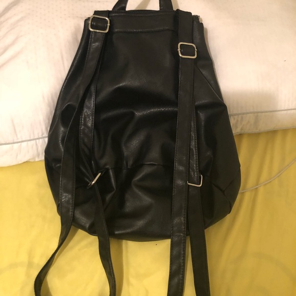 Cute small backpack🎒can be used for any occasion - Picture 2 of 3